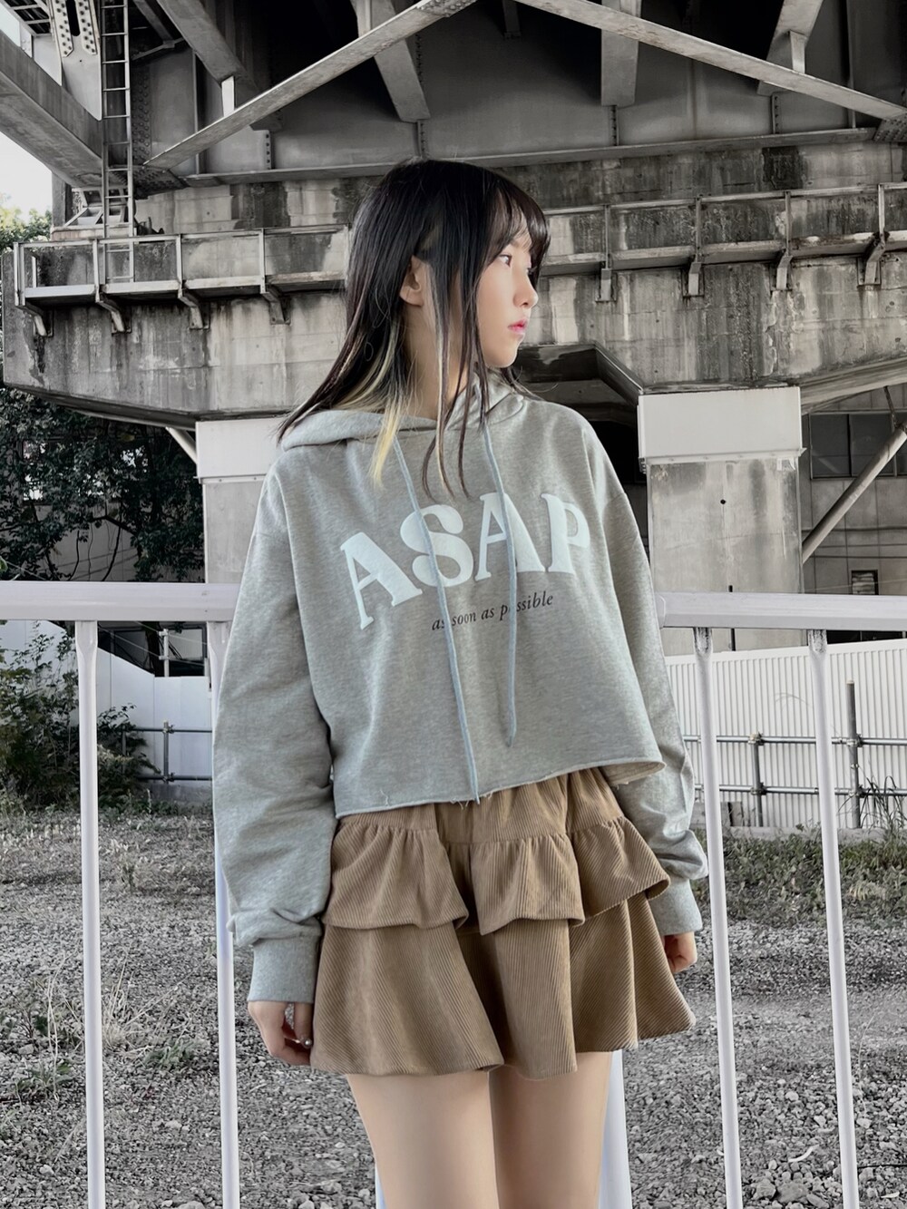 ホワイト系のダウンジャケット/コート、ホワイト系のブーツ、グレー系のパーカーを着用したレディースの冬コーディネートの3枚目の写真