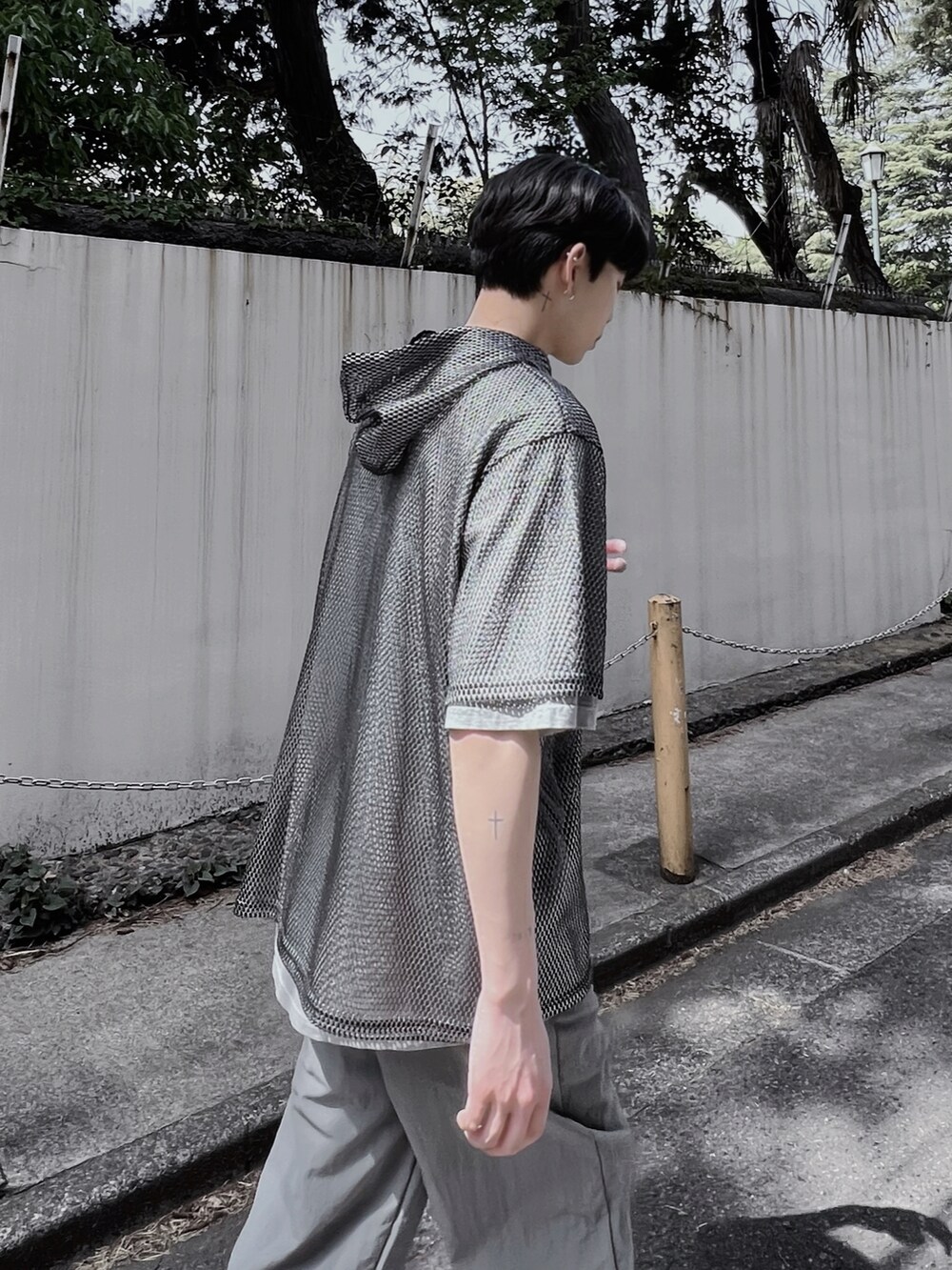 グレー系のその他パンツ、ブラック系のTシャツ/カットソー、グレー系のTシャツ/カットソーを着用したメンズの春コーディネートの4枚目の写真