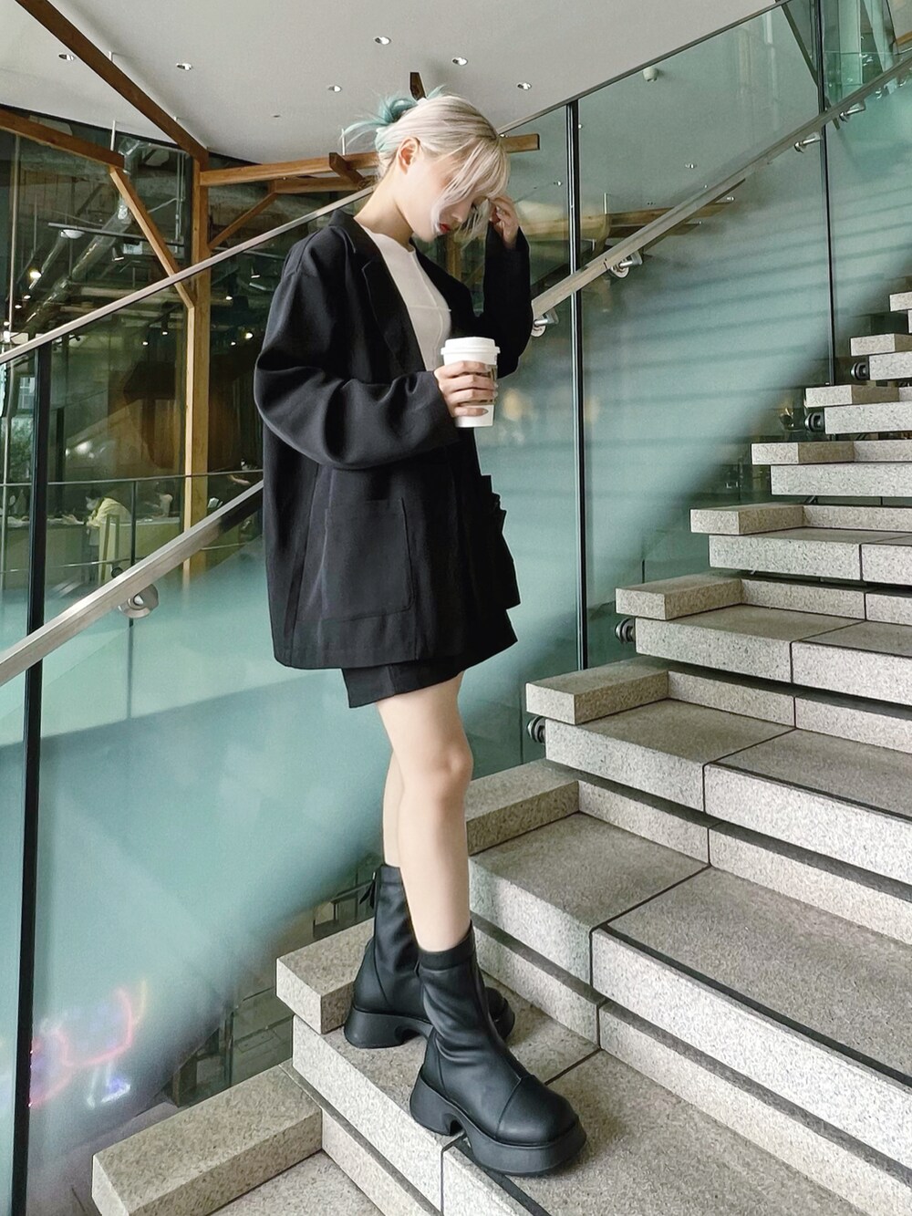 ホワイト系のTシャツ/カットソー、ブラック系のテーラードジャケット、ブラック系のショルダーバッグを着用したレディースの秋コーディネートの2枚目の写真