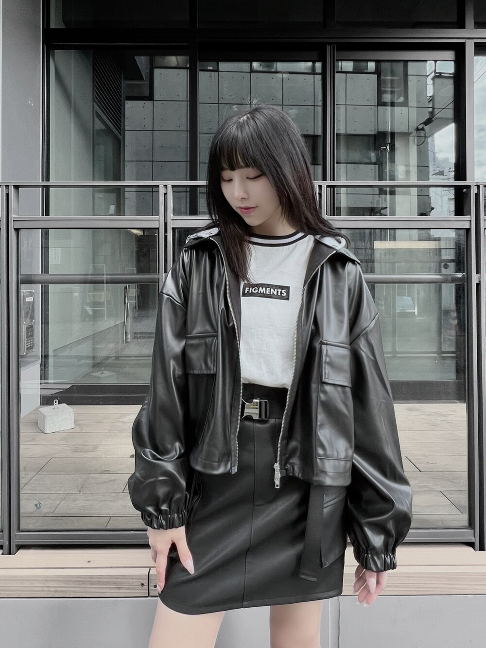 ホワイト系のTシャツ/カットソー、ブラック系のブルゾン、ブラック系のスカートを着用したレディースの秋コーディネートの2枚目の写真