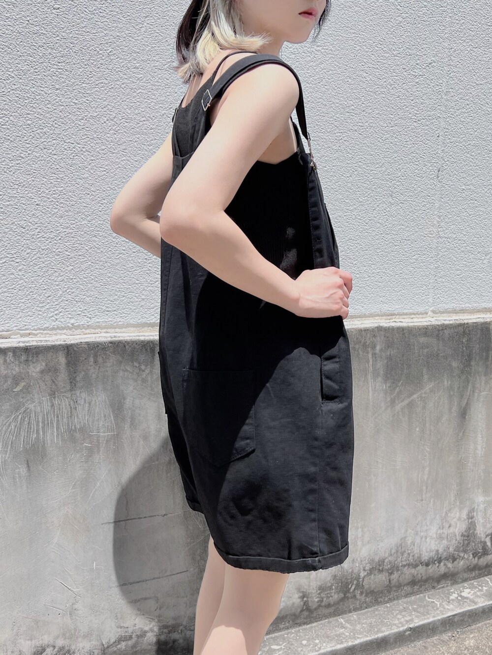 ブラック系のブーツ、ブラック系のキャミソール、ブラック系のサロペット/オーバーオールを着用したレディースの夏コーディネートの4枚目の写真