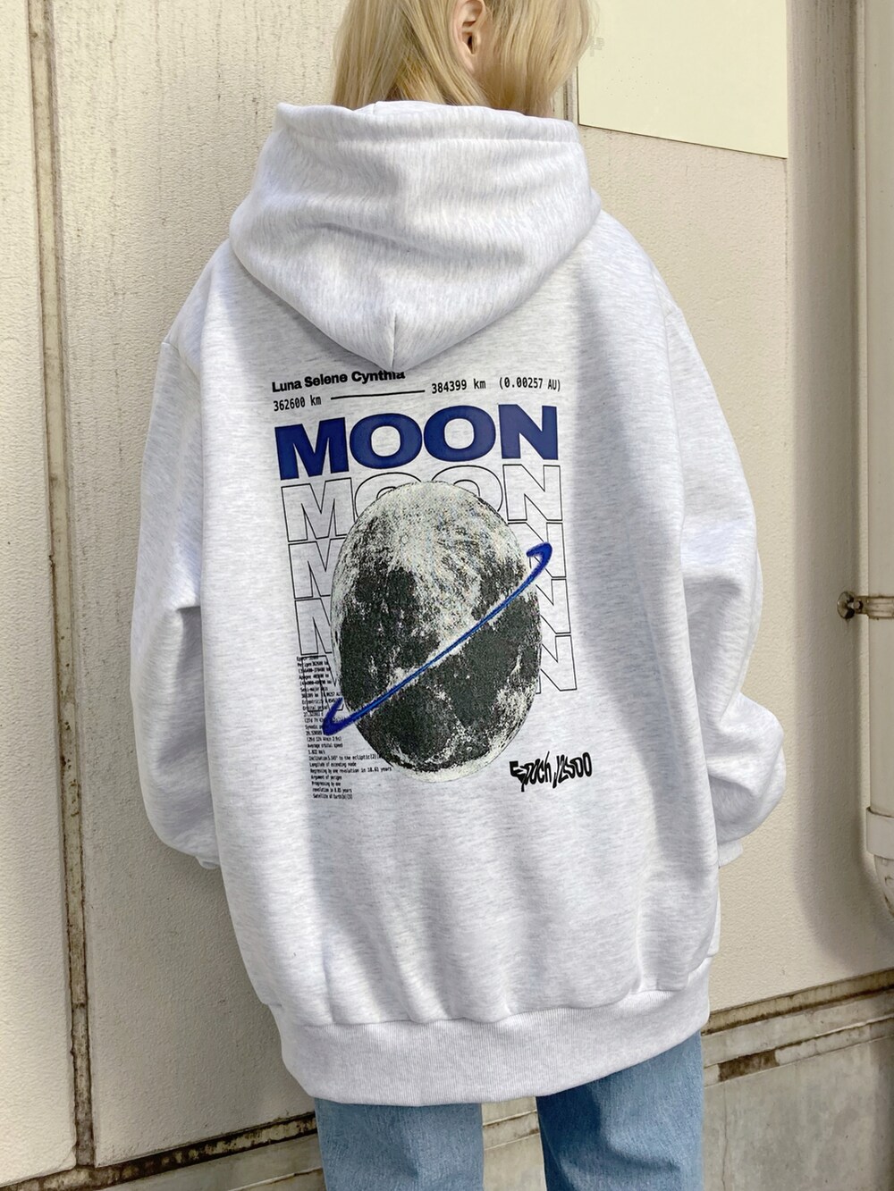 グリーン系のダウンジャケット/コート、ブルー系のデニムパンツ、ホワイト系のスニーカーを着用したレディースの冬コーディネートの2枚目の写真