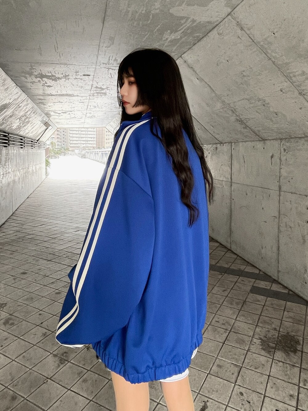 ブラック系のローファー、ホワイト系のシャツ/ブラウス、その他のスカートを着用したレディースの冬コーディネートの3枚目の写真