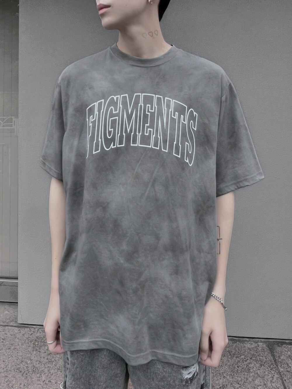 ブラック系のTシャツ/カットソーを着用したメンズの夏コーディネートの5枚目の写真