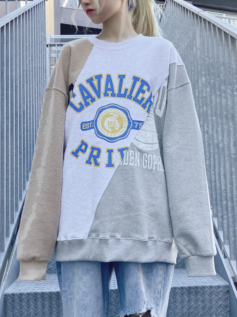 ブルー系のデニムパンツ、ブラック系のベスト、ベージュ系のスウェットを着用したレディースの冬コーディネートの2枚目の写真