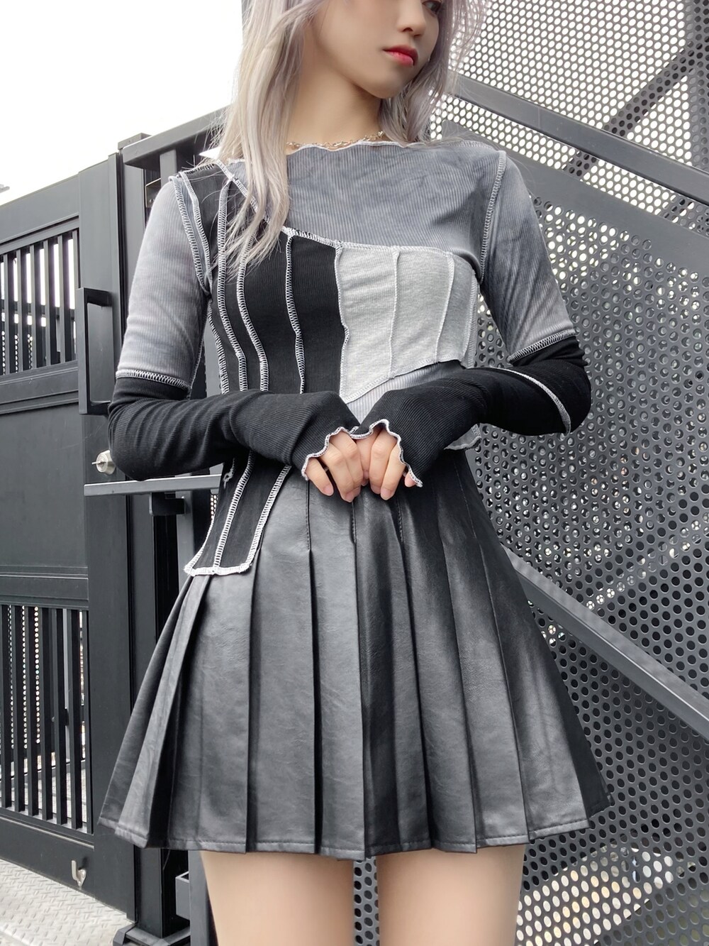 ブラック系のTシャツ/カットソー、ブラック系のスカート、ブラック系のブーツを着用したレディースの冬コーディネートの2枚目の写真