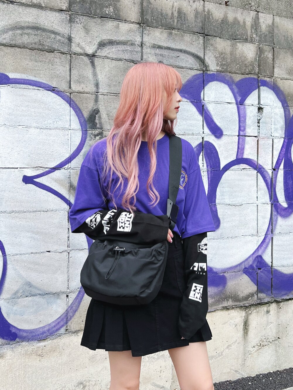 パープル系のTシャツ/カットソー、ブラック系のMA-1、ブラック系のショルダーバッグを着用したレディースの秋コーディネートの2枚目の写真
