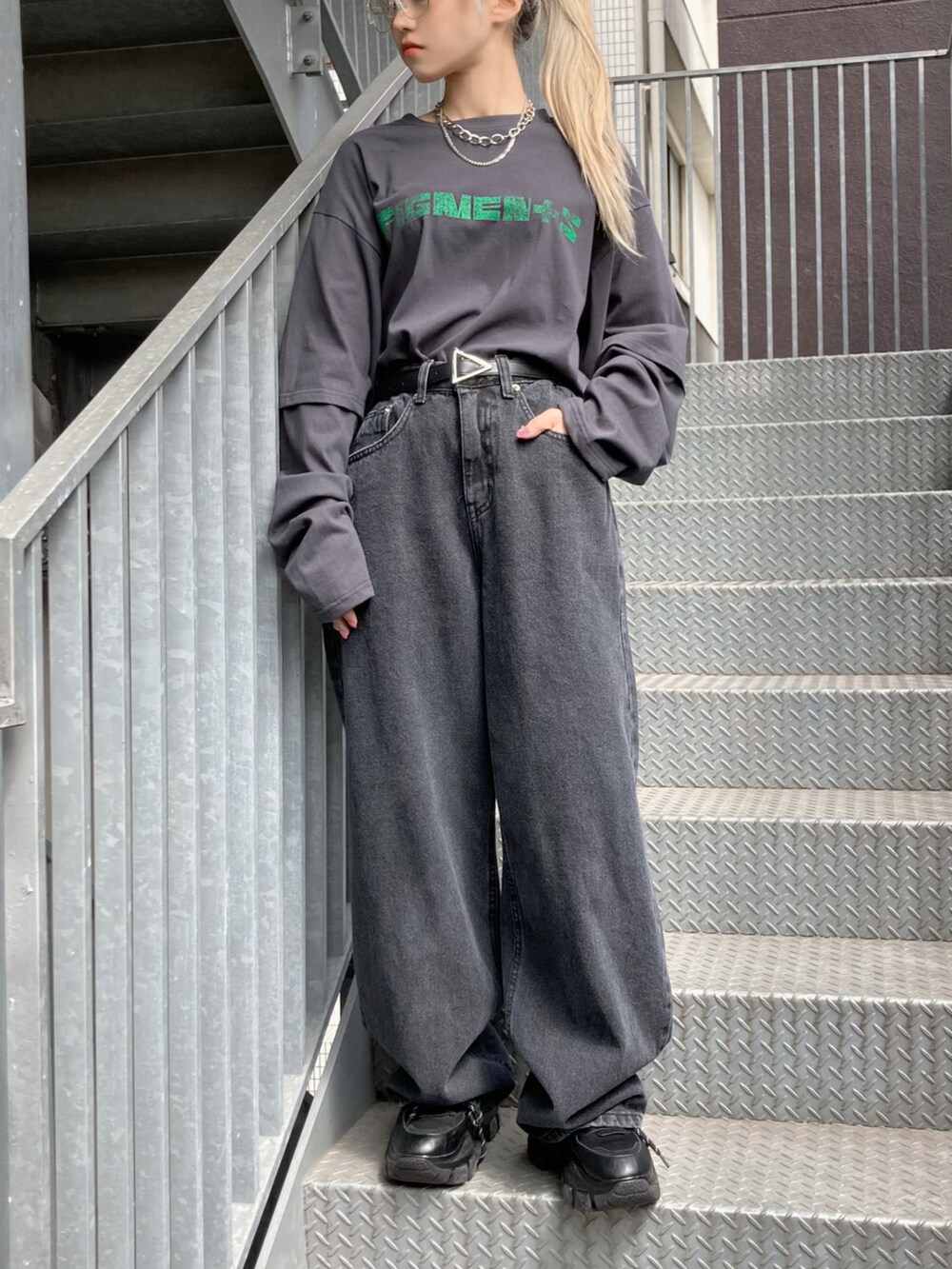 ブラック系のTシャツ/カットソー、ブラック系のデニムパンツ、シルバー系のネックレスを着用したレディースの春コーディネートの2枚目の写真