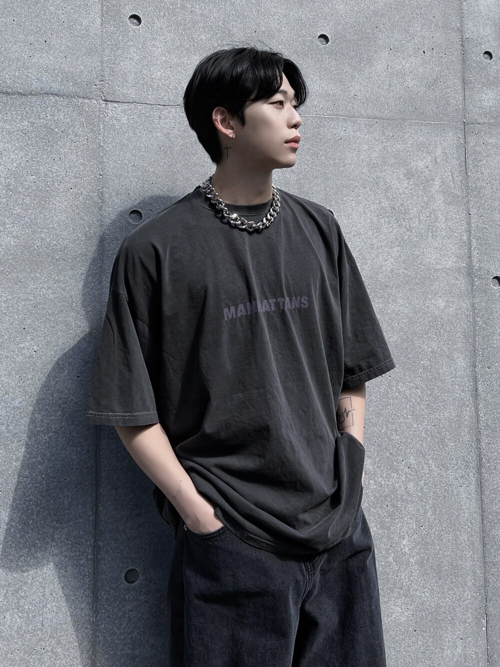 ブラック系のデニムパンツ、ブラック系のブルゾン、グレー系のTシャツ/カットソーを着用したメンズの春コーディネートの4枚目の写真