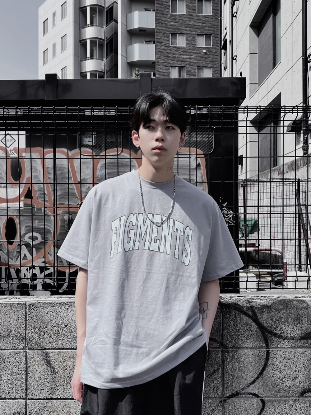 ブラック系のナイロンジャケット、グレー系のTシャツ/カットソー、ブラック系のその他パンツを着用したメンズの春コーディネートの3枚目の写真