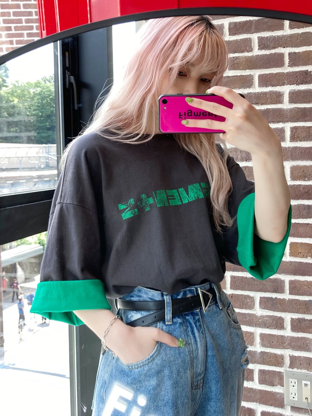 ブルー系のデニムパンツ、ブラック系のTシャツ/カットソー、シルバー系のその他を着用したレディースの夏コーディネートの3枚目の写真