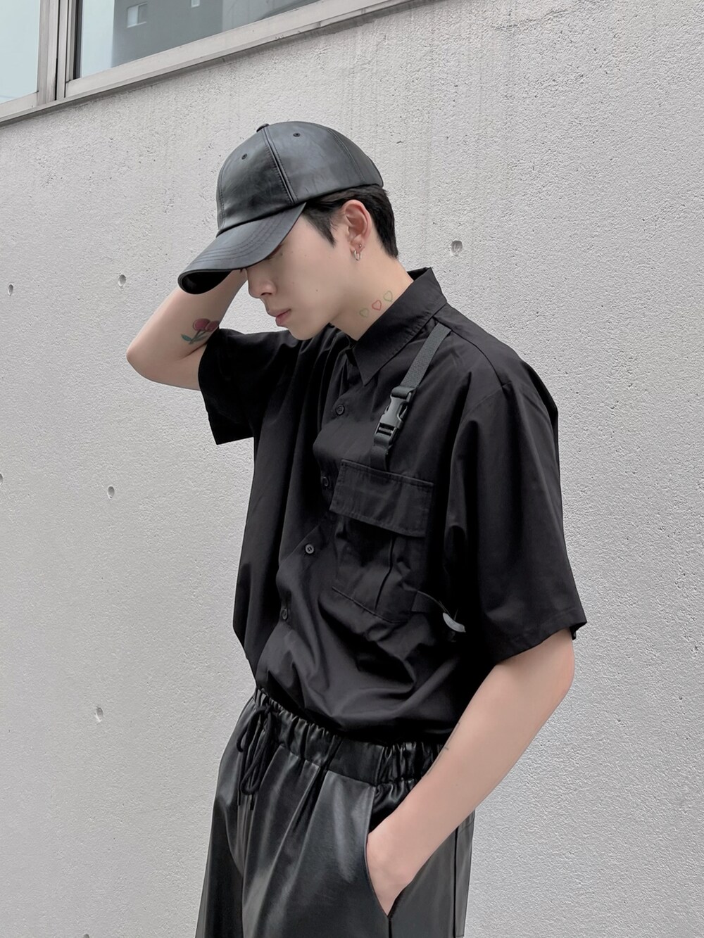 ブラック系のその他パンツ、ブラック系のシャツ/ブラウス、ブラック系のキャップを着用したメンズの夏コーディネートの3枚目の写真