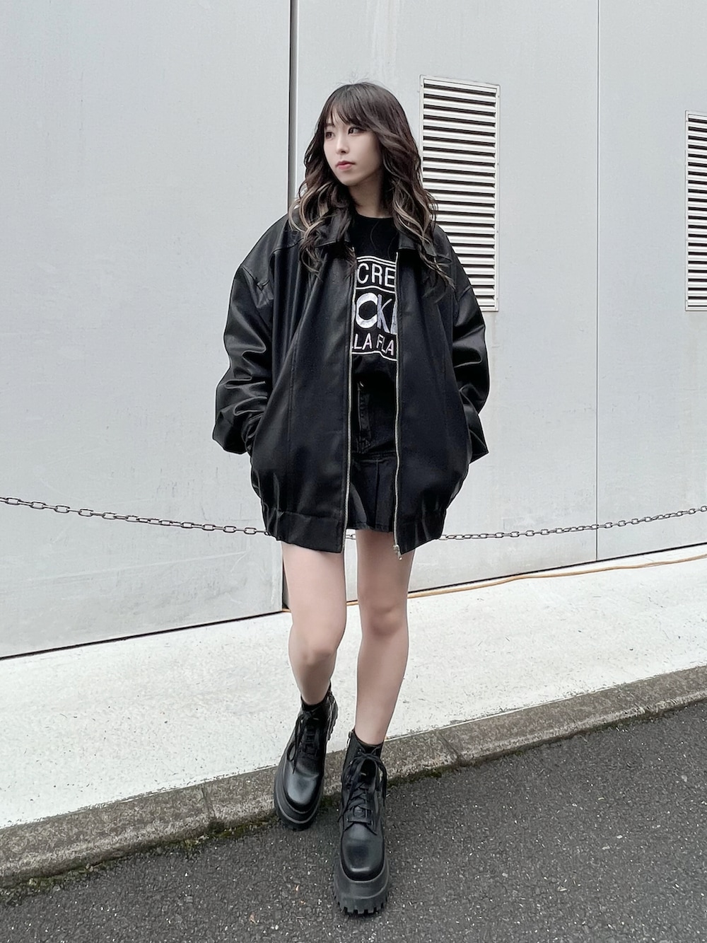 ブラック系のブーツ、ブラック系のスウェット、ブラック系のライダースジャケットを着用したレディースの冬コーディネートの2枚目の写真