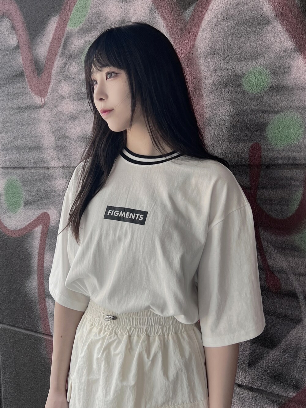 ホワイト系のサンダル、ホワイト系のスカート、ホワイト系のTシャツ/カットソーを着用したレディースの夏コーディネートの2枚目の写真