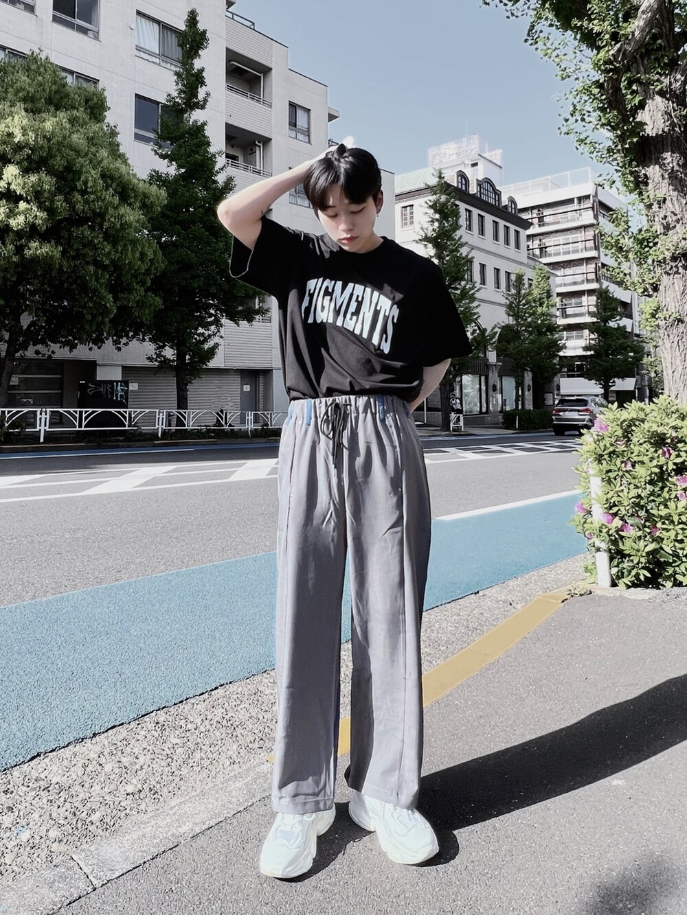 ブラック系のTシャツ/カットソー、グレー系のデニムパンツを着用したメンズの夏コーディネートの2枚目の写真