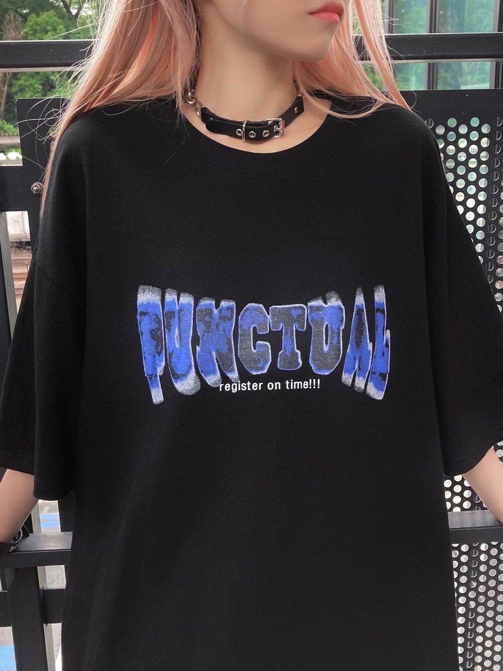 ブラック系のブーツ、ブラック系のショルダーバッグ、ブラック系のTシャツ/カットソーを着用したレディースの夏コーディネートの3枚目の写真