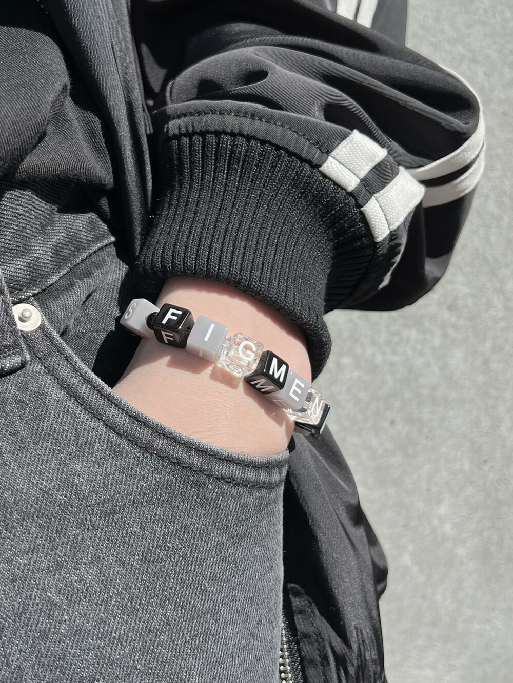 ブラック系のデニムパンツ、ブラック系のTシャツ/カットソー、ブラック系のブルゾンを着用したメンズの春コーディネートの4枚目の写真