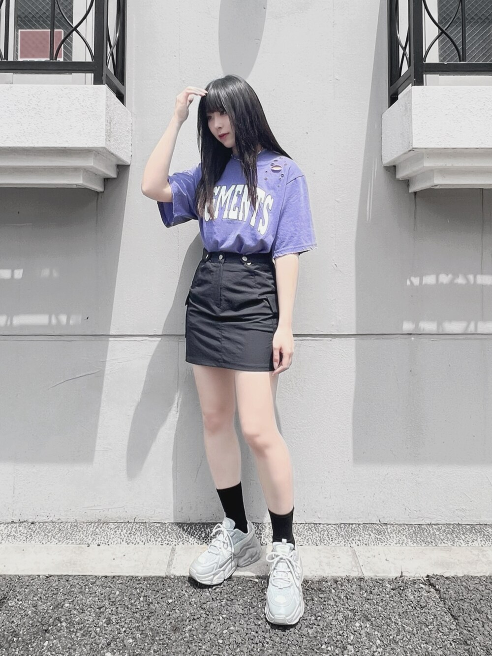 パープル系のTシャツ/カットソー、ブラック系のスカート、シルバー系のネックレスを着用したレディースの春コーディネートの2枚目の写真