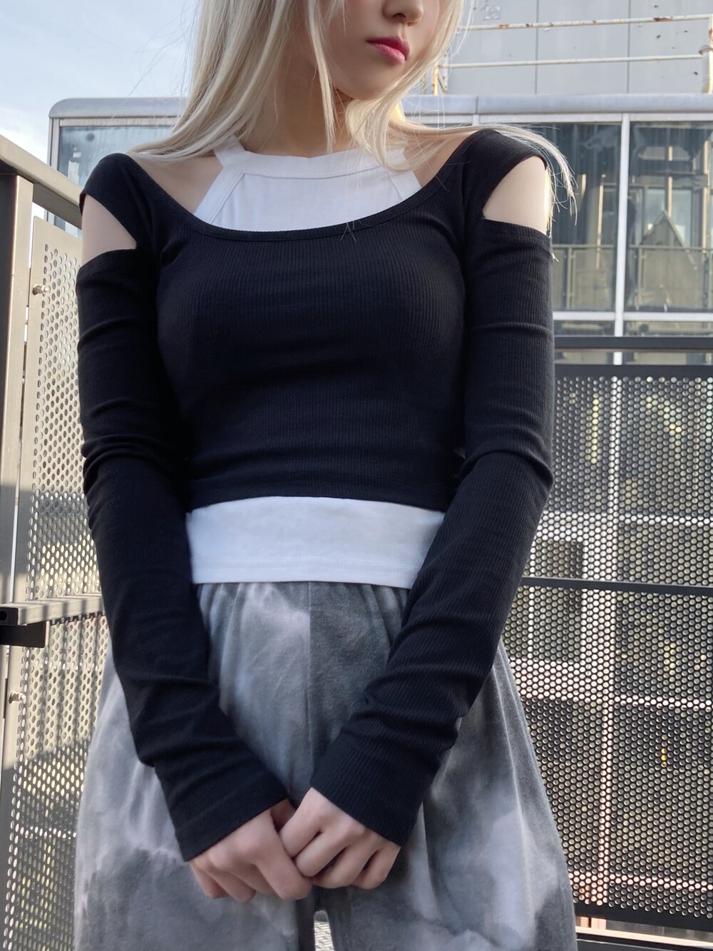 ホワイト系のキャミソール、ブラック系のTシャツ/カットソー、グレー系のその他パンツを着用したレディースの春コーディネートの2枚目の写真