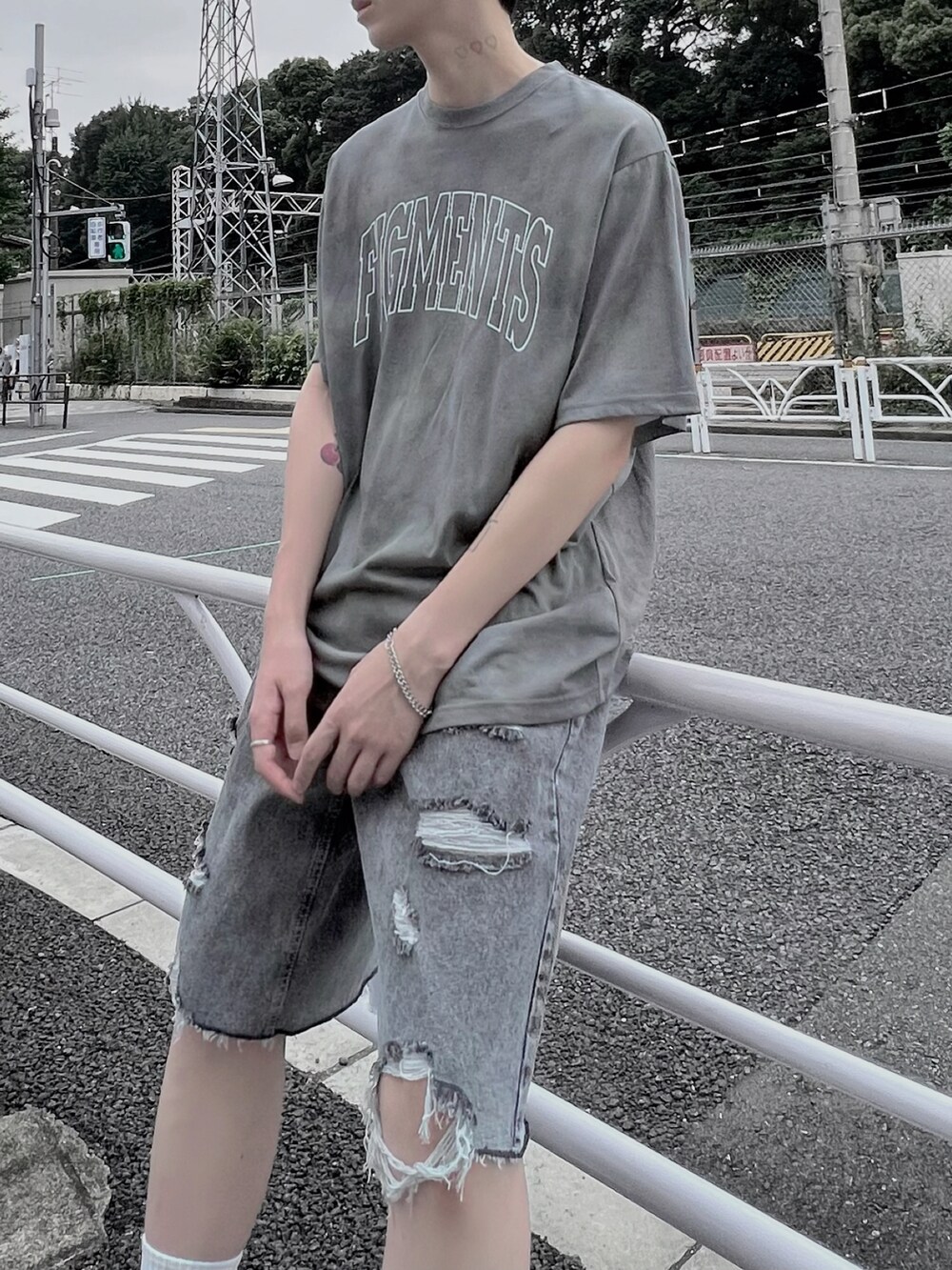 ブラック系のTシャツ/カットソーを着用したメンズの夏コーディネートの3枚目の写真