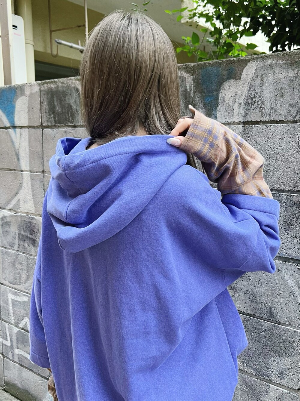 パープル系のパーカー、ブラック系のその他パンツ、ブラック系のスニーカーを着用したレディースの冬コーディネートの3枚目の写真