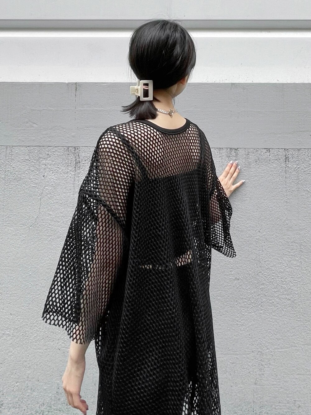 ブラック系のTシャツ/カットソー、ブラック系のキャミソール、ブラック系のスカートを着用したレディースの夏コーディネートの2枚目の写真