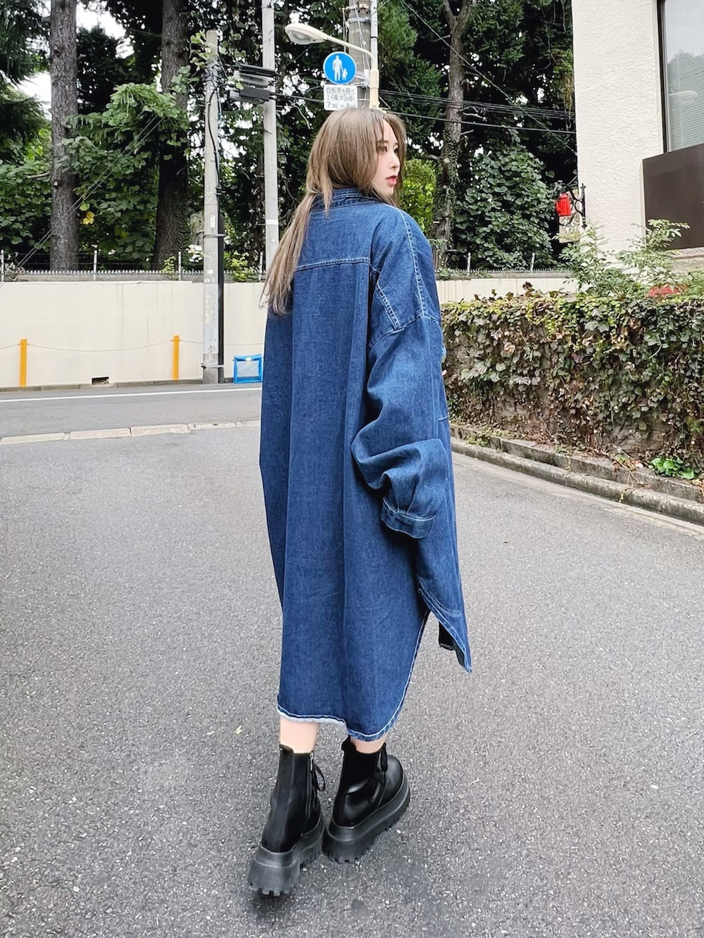 ブルー系のカバーオール、ブラック系のTシャツ/カットソー、ブラック系のスカートを着用したレディースの冬コーディネートの2枚目の写真