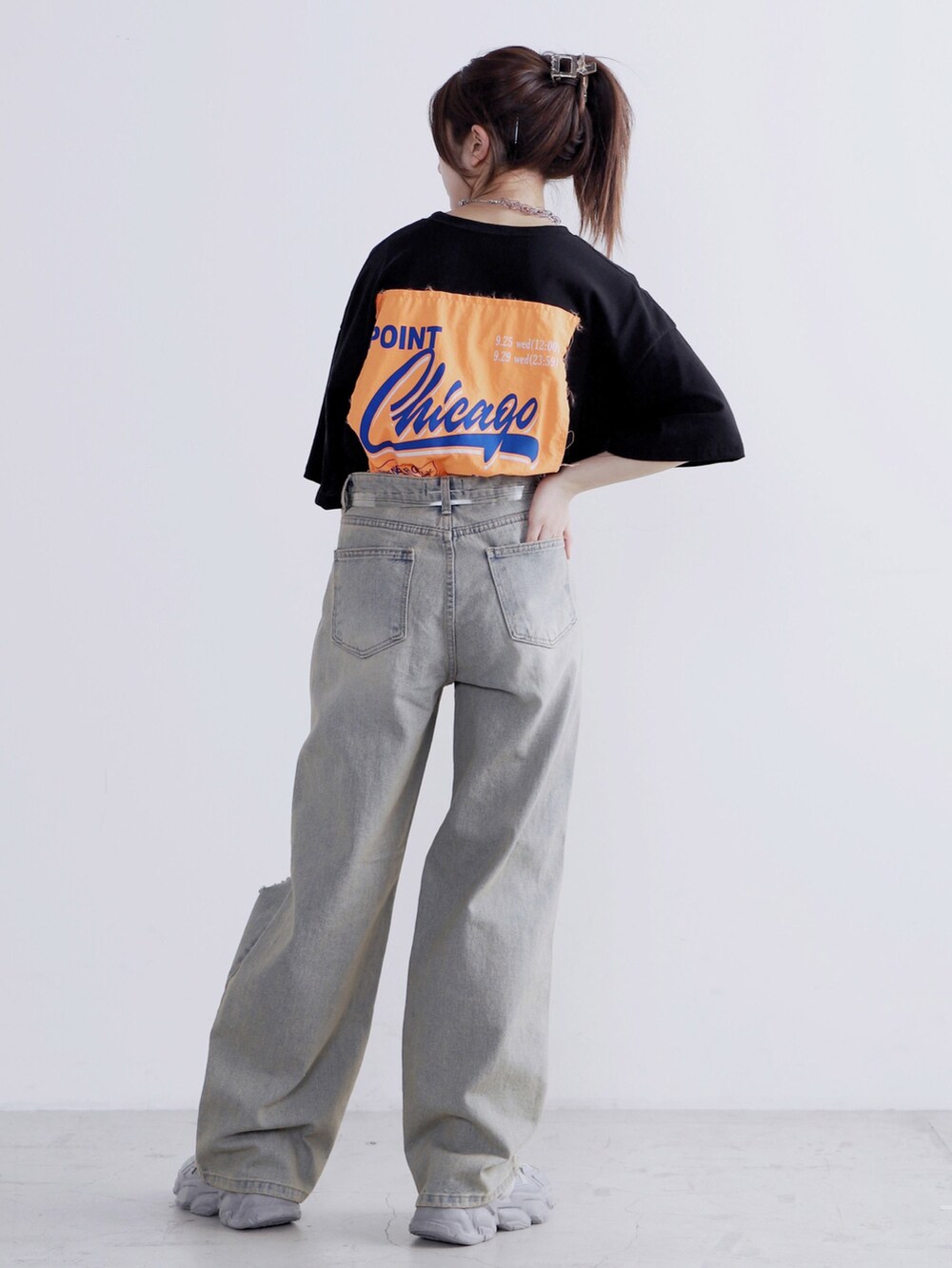 ブラック系のTシャツ/カットソー、ブルー系のデニムパンツ、グレー系のスニーカーを着用したレディースの夏コーディネートの2枚目の写真