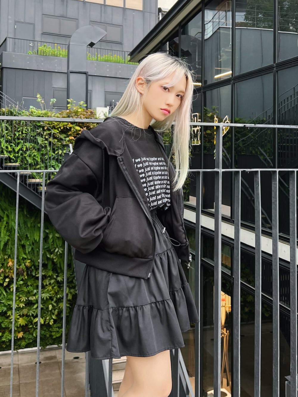 ブラック系のTシャツ/カットソー、ブラック系のパーカー、ブラック系のスカートを着用したレディースの冬コーディネートの2枚目の写真