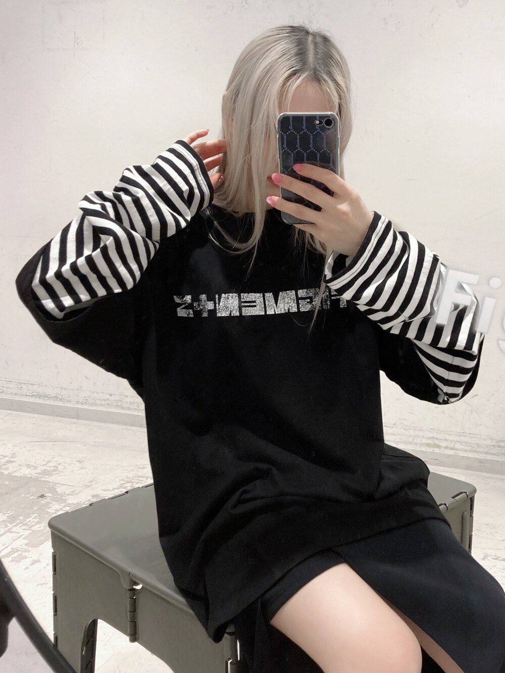 ホワイト系のTシャツ/カットソー、ブラック系のスカート、ブラック系のその他シューズを着用したレディースの春コーディネートの2枚目の写真