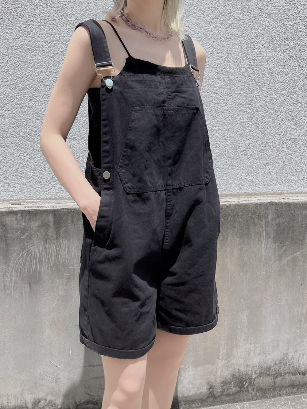 ブラック系のブーツ、ブラック系のキャミソール、ブラック系のサロペット/オーバーオールを着用したレディースの夏コーディネートの3枚目の写真