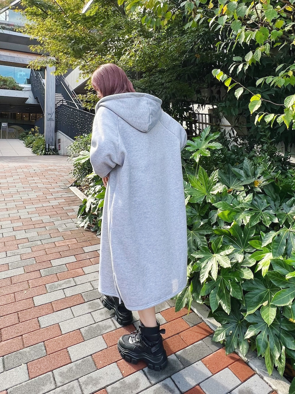 ブラック系のその他シューズ、ブラック系のTシャツ/カットソー、グレー系のパーカーを着用したレディースの冬コーディネートの2枚目の写真