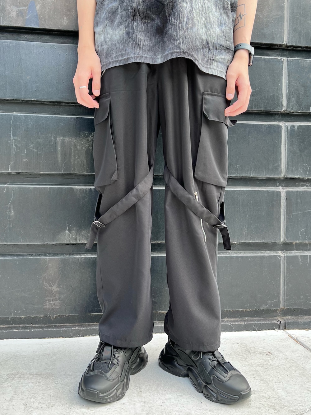 その他のTシャツ/カットソー、ブラック系のカーゴパンツ、ブラック系のショルダーバッグを着用したメンズの夏コーディネートの4枚目の写真