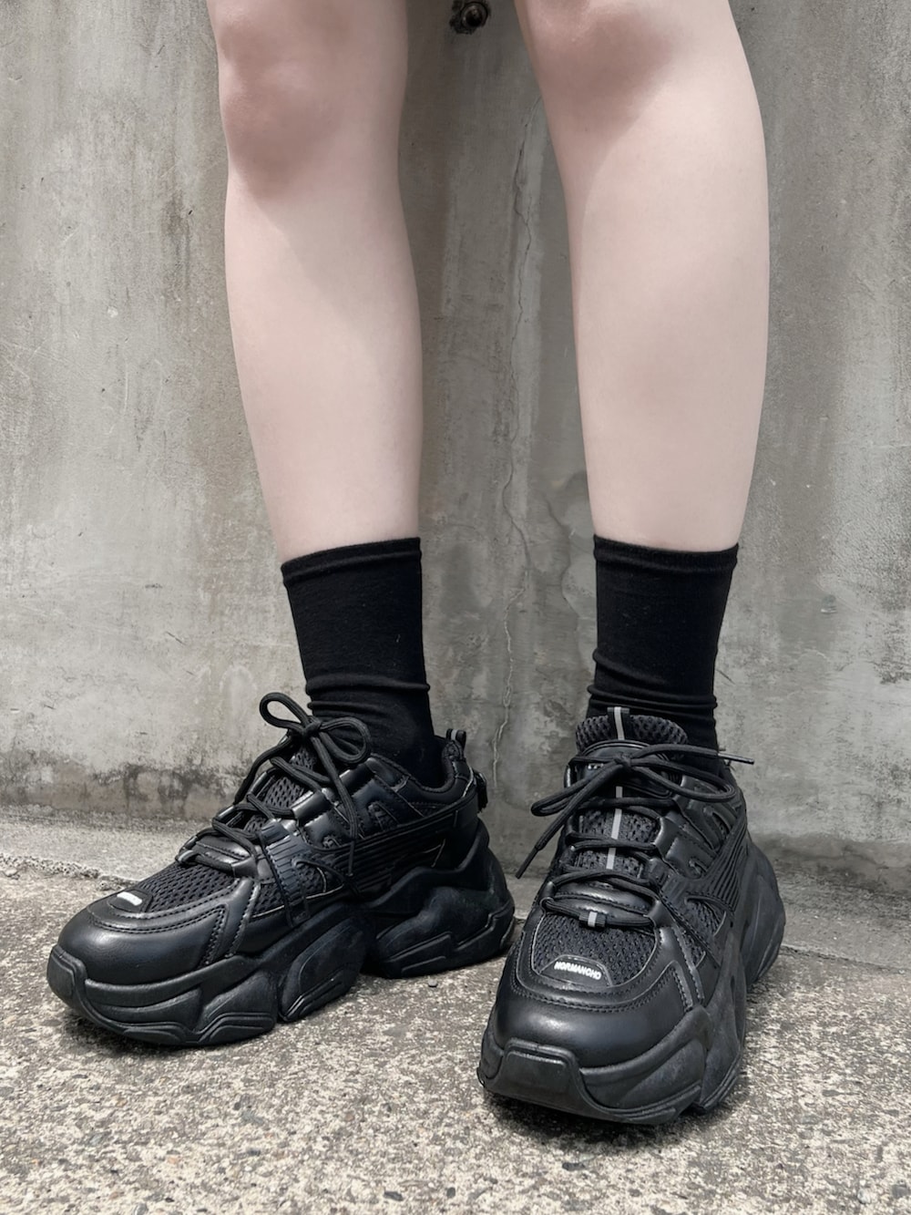 ブラック系のスニーカー、グレー系のTシャツ/カットソー、ブラック系のスカートを着用したレディースの夏コーディネートの4枚目の写真