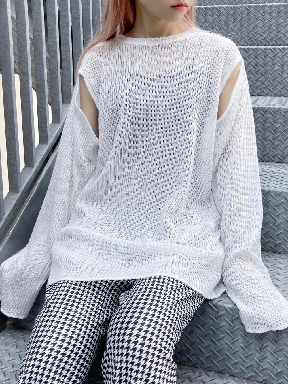 ホワイト系のニット/セーター、ブラック系のその他パンツ、ホワイト系のスリッポンを着用したレディースの夏コーディネートの2枚目の写真