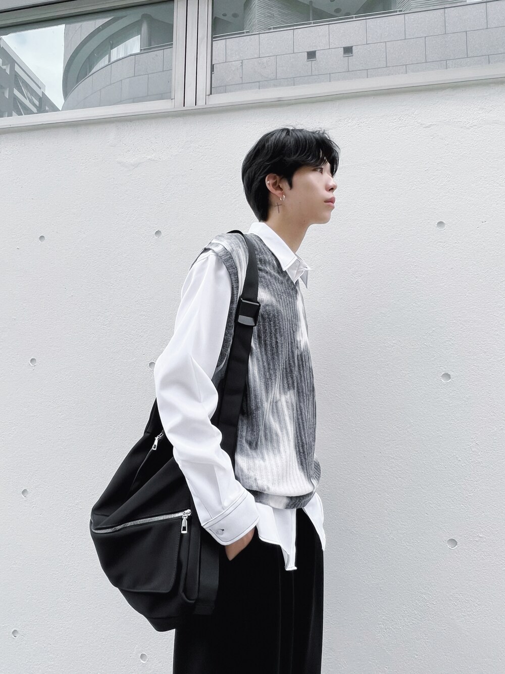 グレー系のベスト、ホワイト系のシャツ/ブラウス、ブラック系のその他パンツを着用したメンズの秋コーディネートの2枚目の写真