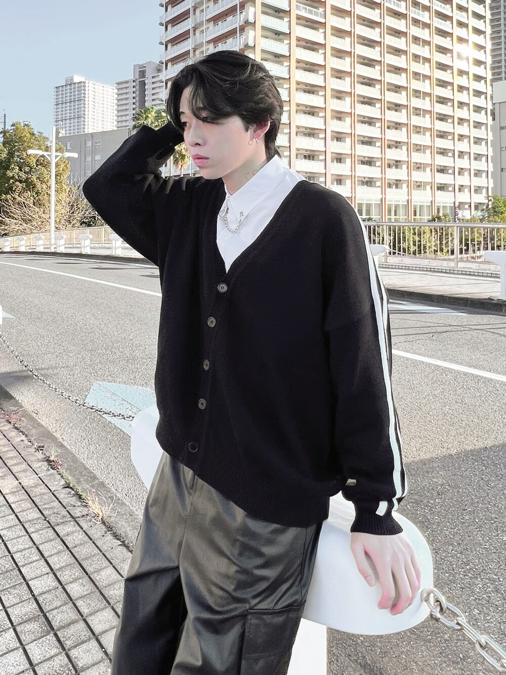 ブラック系のショルダーバッグ、ホワイト系のシャツ/ブラウス、ブラック系のその他パンツを着用したレディースの冬コーディネートの3枚目の写真