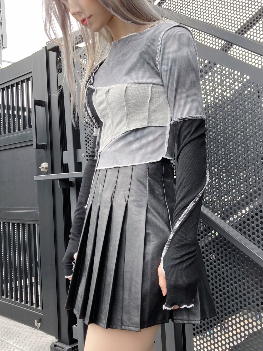 ブラック系のTシャツ/カットソー、ブラック系のスカート、ブラック系のブーツを着用したレディースの冬コーディネートの3枚目の写真