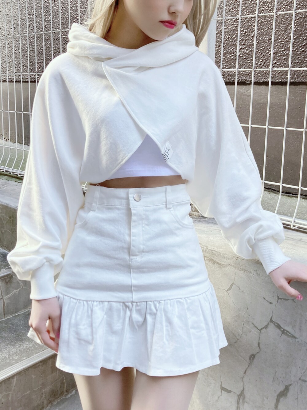 ホワイト系のパーカー、ホワイト系のキャミソール、ホワイト系のスカートを着用したレディースの春コーディネートの2枚目の写真