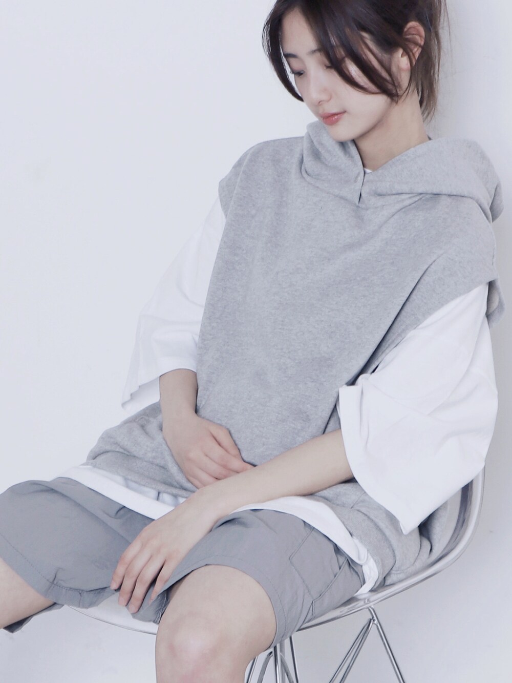 ホワイト系のTシャツ/カットソー、グレー系のカーゴパンツ、ホワイト系のスニーカーを着用したレディースの夏コーディネートの2枚目の写真