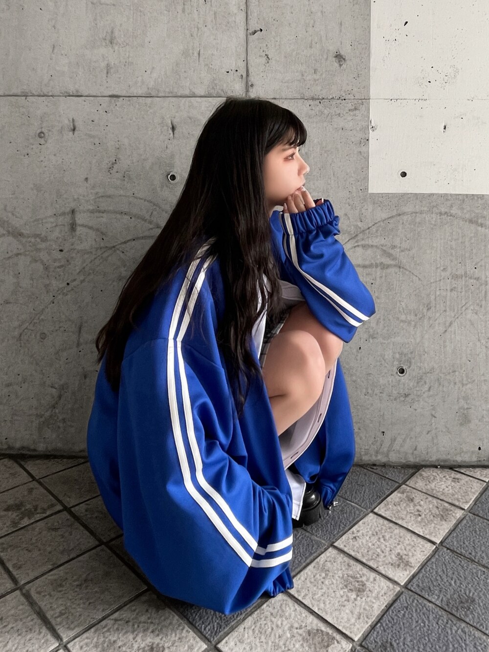 ブラック系のローファー、ホワイト系のシャツ/ブラウス、その他のスカートを着用したレディースの冬コーディネートの4枚目の写真