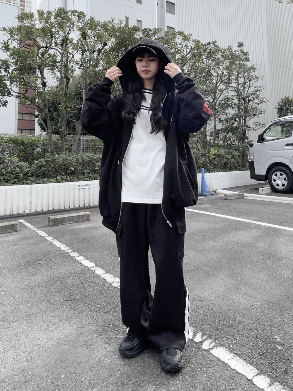 ホワイト系のTシャツ/カットソー、ブラック系のカーゴパンツ、ブラック系のスニーカーを着用したレディースの冬コーディネートの2枚目の写真