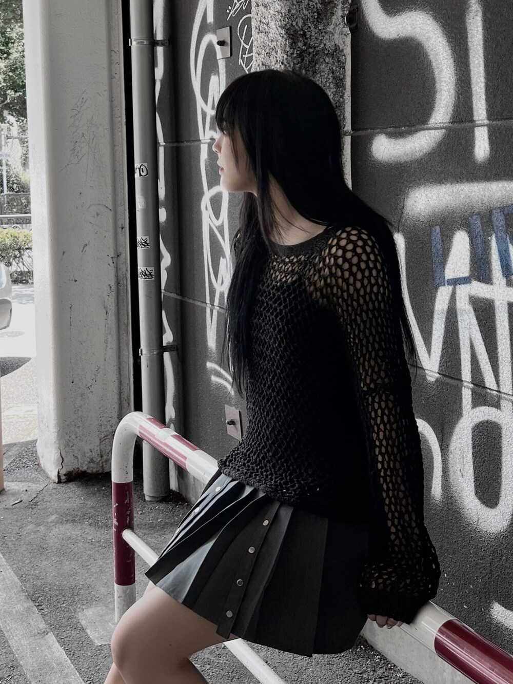 ブラック系のブーツ、ブラック系のニット/セーター、グレー系のスカートを着用したレディースの夏コーディネートの4枚目の写真