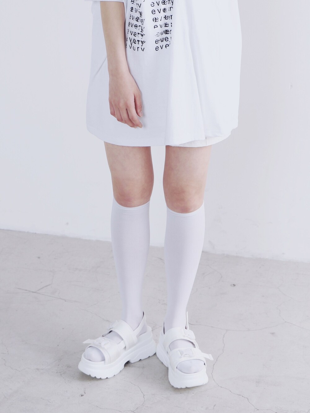 ホワイト系のサンダル、ホワイト系のTシャツ/カットソー、ホワイト系のネックレスを着用したレディースの夏コーディネートの3枚目の写真