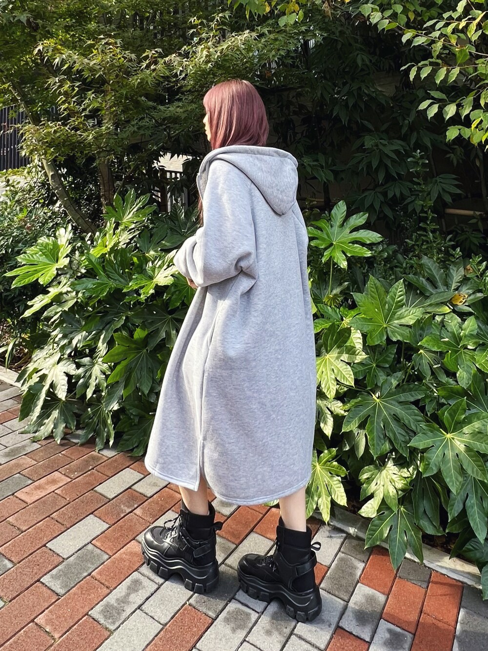 ブラック系のその他シューズ、ブラック系のTシャツ/カットソー、グレー系のパーカーを着用したレディースの冬コーディネートの3枚目の写真