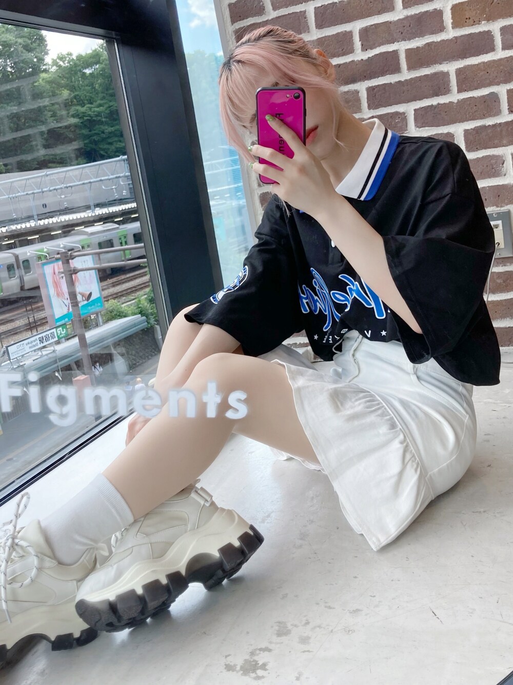 ブラック系のポロシャツ、ホワイト系のスカート、ホワイト系のスニーカーを着用したレディースの夏コーディネートの2枚目の写真