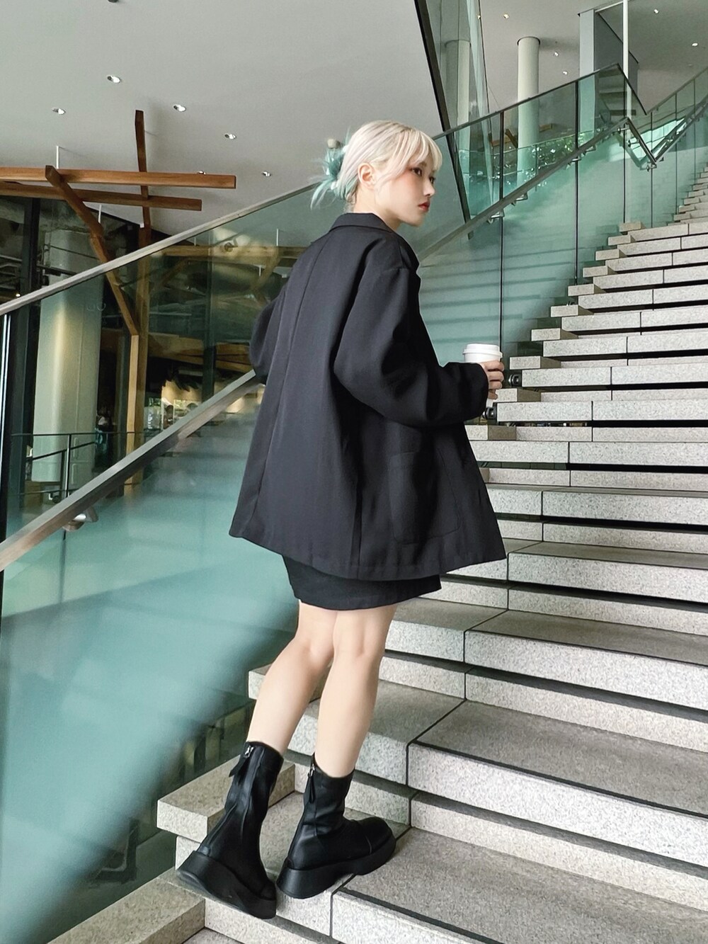 ホワイト系のTシャツ/カットソー、ブラック系のテーラードジャケット、ブラック系のショルダーバッグを着用したレディースの秋コーディネートの3枚目の写真