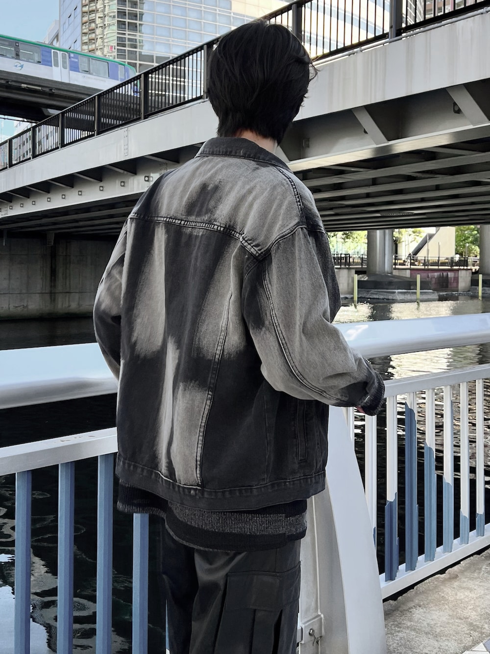 ブラック系のその他パンツ、グレー系のニット/セーター、ブラック系のデニムジャケットを着用したメンズの冬コーディネートの3枚目の写真