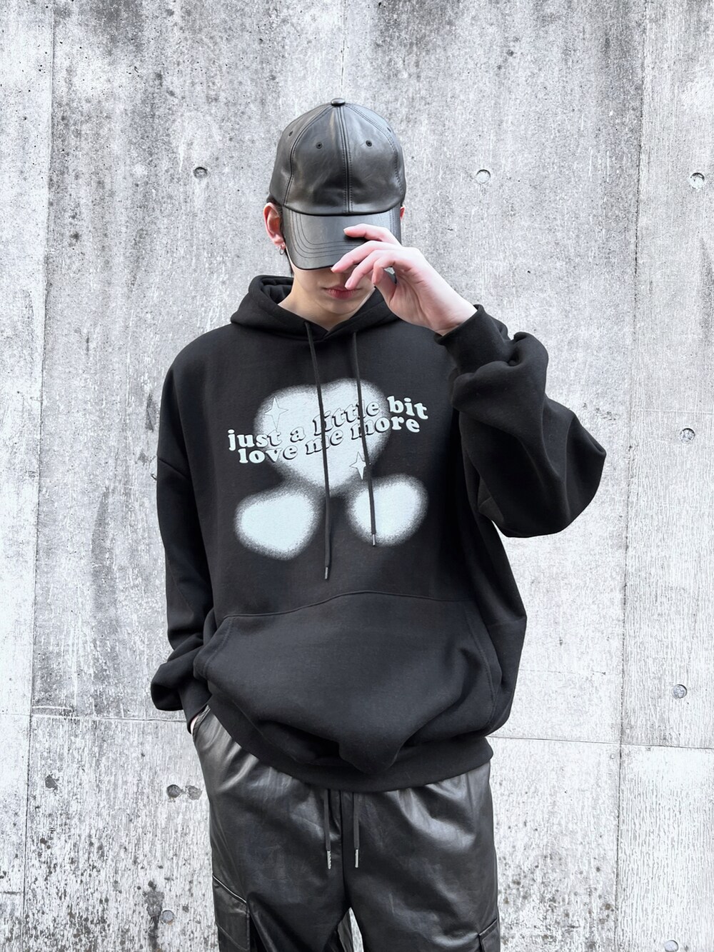 ブラック系のその他パンツ、ブラック系のパーカー、ブラック系のキャップを着用したメンズの冬コーディネートの3枚目の写真