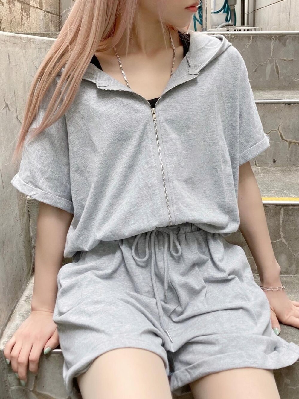 ブラック系のブーツ、ブラック系のタンクトップ、グレー系のサロペット/オーバーオールを着用したレディースの夏コーディネートの2枚目の写真